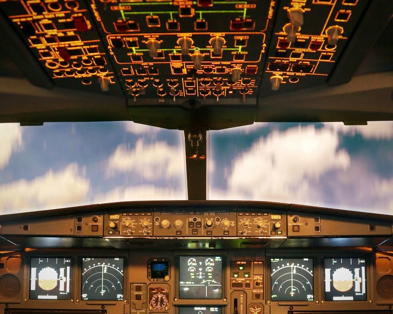 Aircraft cockpit instrument panel